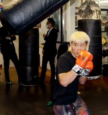 練習を公開したボクシングの那須川天心=31日、東京都内