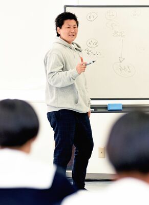 自信の経験を元に仲間の大切さなどを講話する海堀さん