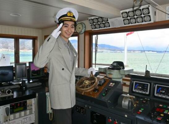 　「びわ湖開き」で一日船長を務める俳優の浜正悟さん＝７日午前、大津市