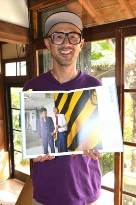 写真集「笑いの山脈」を基に地元で初めて写真展を開く正田さん