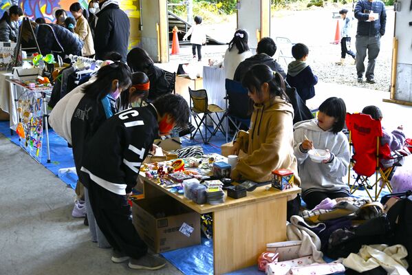 おもちゃやぬいぐるみなどが並んだキッズフリマ