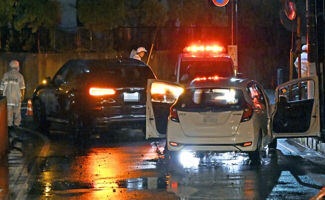 道路冠水で水没し、立ち往生した２台の乗用車＝29日午後７時15分、宇都宮市山本１丁目（画像は一部加工しています）
