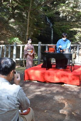 連珠の滝前広場で行われた野だて
