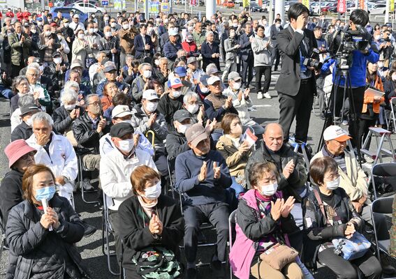 候補者の訴えに耳を傾ける有権者ら。５人による選挙戦が幕を開けた＝６日午後３時、佐野市内、磯真奈美撮影（画像は一部加工しています）