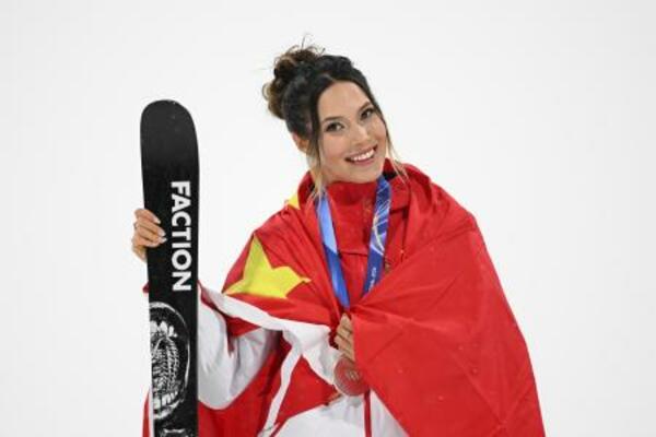 　フリースタイルスキー女子ビッグエアで銀メダルを獲得した中国の谷愛凌＝１６日、リビーニョ（ゲッティ＝共同）