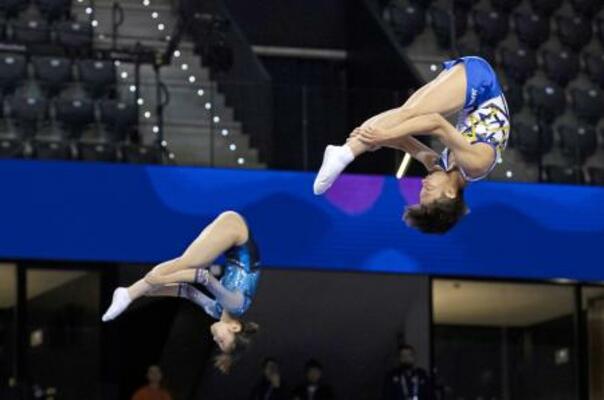 シンクロナイズド混合準決勝で演技する宮野隼人(右)、桜井愛菜組=パンプロナ(共同)