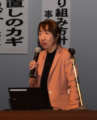 県民対話集会で講演する竹信氏＝６日夜、宇都宮市本町