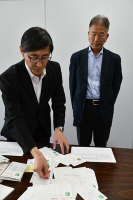 創刊１４５周年記念事業の招待客らを抽選する若菜社長（左）ら＝１日午後、下野新聞社