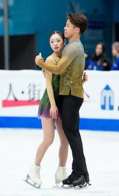 ペア・フリーの演技を終えた長岡柚奈(左)、森口澄士組=北京(共同)