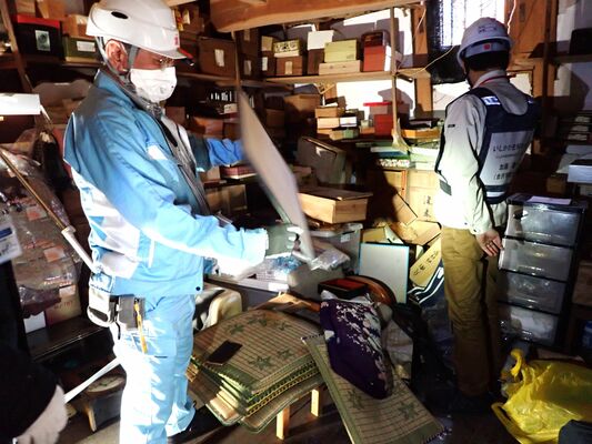 能登半島地震における土蔵からの資料の救出活動（国立文化財機構提供）
