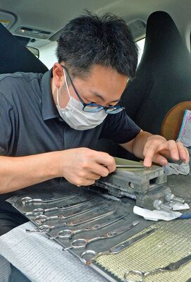 研師として生計を立てながら弓の腕を磨く五十嵐さん。丁寧な手仕事は得意先からも好評だ＝７日午前、宇都宮市内
