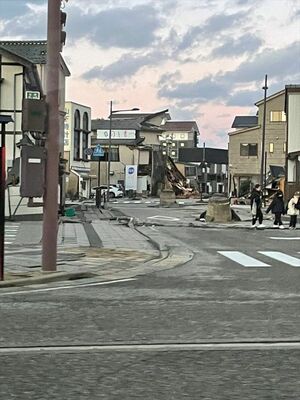 地震の影響でマンホールが飛び出した道路＝４日午後、石川県輪島市（近藤研究室提供）