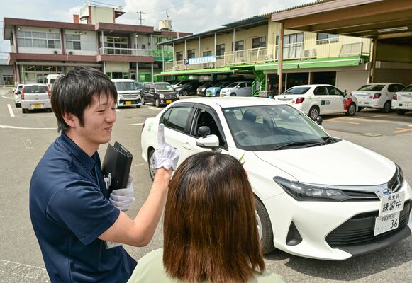 教習生の特性に合わせた教え方を実践する指導員＝４月中旬、鹿沼市玉田町