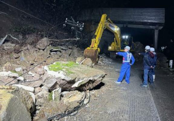 能登半島地震で行われた「道路啓開」の作業=2024年1月、石川県輪島市(国交省提供)