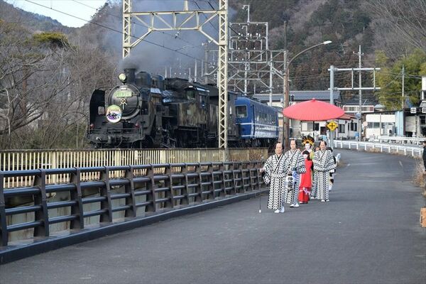 「花魁道中」がＳＬ大樹と並走して行われた