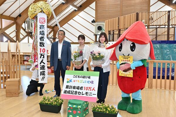 記念撮影する稲垣さん（左から２人目）、丸田さん（同２人目）と佐藤市長