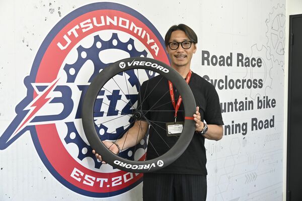 「VRECORD」のカーボンホイールを持つ広瀬社長=宇都宮市
