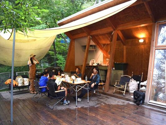 ミスターフォレストのテラスで開かれた初心者キャンプ体験会