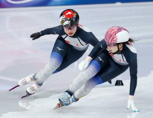 　調整するショートトラック女子の中島未莉（左）。右は長森遥南＝ミラノ（共同）