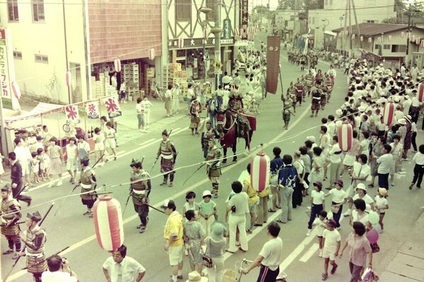 「与一まつり」に改称した１９８４年の武者行列（大田原市提供）