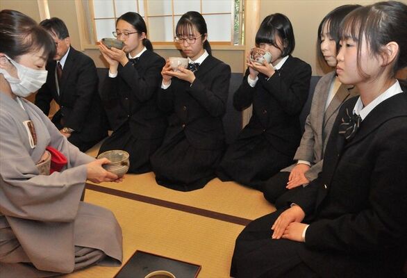 田村耕一美術館の茶室で、田村の銘品で茶の湯を堪能する市内高校の茶道部員たち