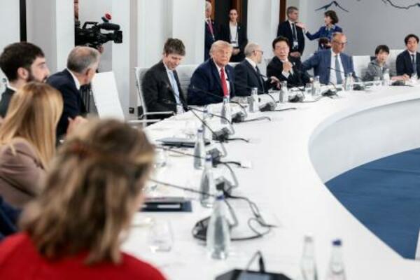 米オープンAIのサム・アルトマンCEO(手前から5人目)らも出席して開かれたG7サミットの昼食会。右から2人目は高市首相=17日、フランス東部エビアン(ロイター=共同)