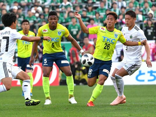 後半17分、栃木ＳＣのＭＦ・多田（右から２人目）らが球際で競り合う＝県グリーンスタジアム