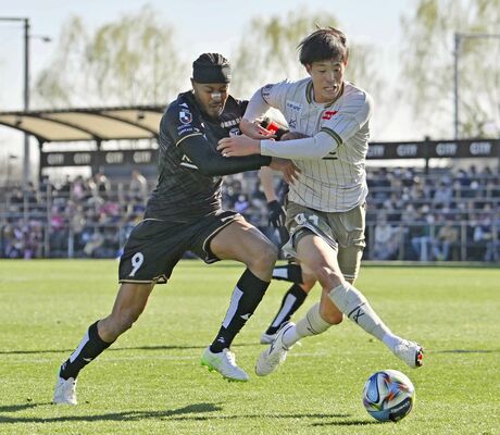 後半11分、栃木シティのＦＷ鈴木武（左）が相手と競り合う＝ＣＦＳ、森田大地撮影
