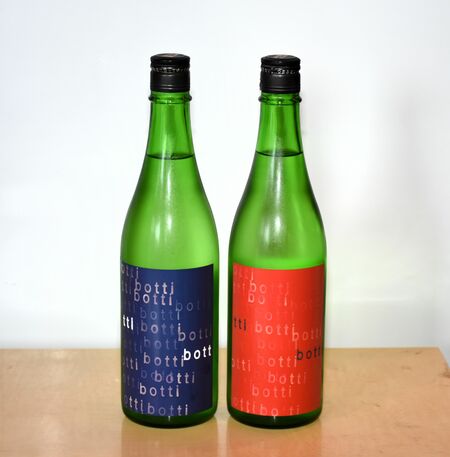 楽しむ会で乾杯した「ｂｏｔｔｉ」の生酒（左）と火入れ酒