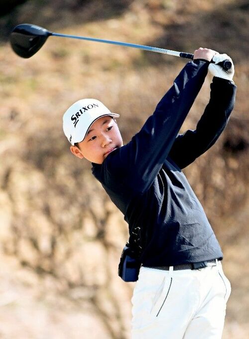 小学生 3アンダー、69で優勝した大森(粟野)さんのティーショット=都賀CC西1番