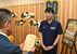 松井市長（手前）から市長特別賞を受け取る藤本社長