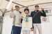 馬術１日目の競技で３人そろって優勝し、「１」のポーズを決める瀧田玲（中央）と広田龍馬（左）、思乃夫妻＝６日午後２時半、那須塩原市の地方競馬教養センター