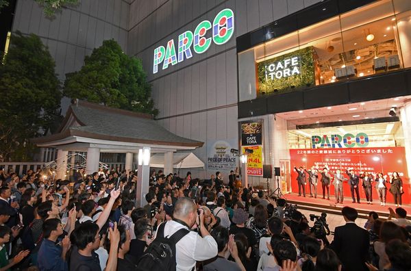 大勢の人に見送られ閉店した宇都宮パルコ＝2019年５月31日