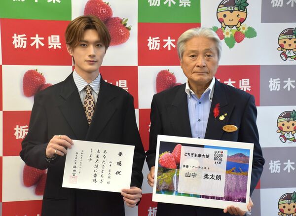 福田知事(右)から委嘱状を受け取った山中さん=21日午後、県庁