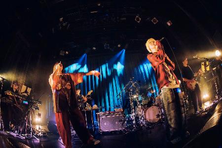 汐れいら(左)のライブにゲスト出演した「ねぐせ。」のりょたち=東京都渋谷区の「WWWX」(撮影・goto sotaro)