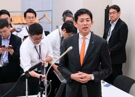 　１１日、記者団の取材に応じ、自民党総裁選に立候補する意向を表明した小林元経済安保相＝国会