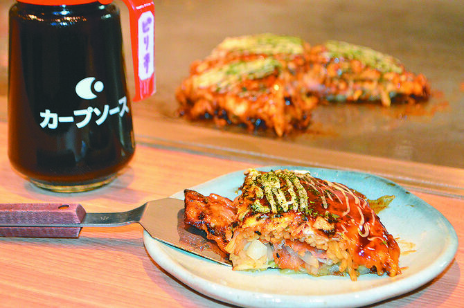 ミルフィーユ状の断面が特徴「広島風お好み焼き」と「カープソース」