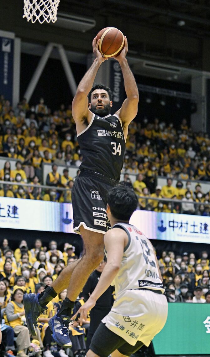 第４クオーター８分、ブレックスのジェレットがシュートを決める＝ブレックスアリーナ宇都宮、森田大地撮影