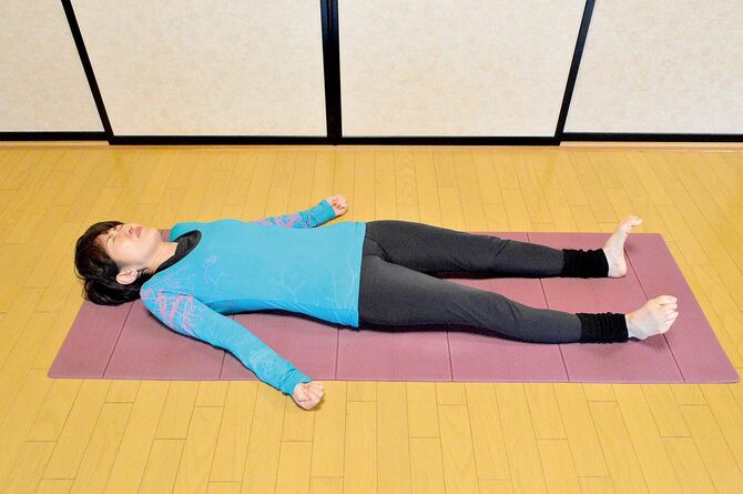 ❶手は親指から順に強く握る。肩をマットにつけたまま耳に近付ける。目を固く閉じる。足の指を曲げ足首を90度に立てる。お尻の筋肉に力を入れる。全てに力を入れた状態で息を吸って10秒キープ