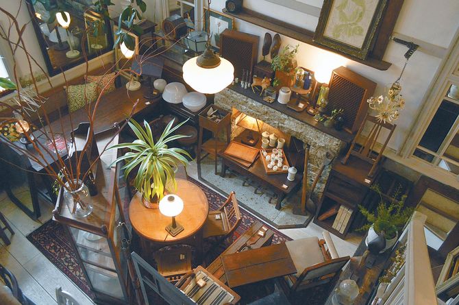 ショールームのような店内。古道具を選ぶポイントのひとつは「愛着が湧くような部分を見つけること」