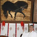 馬の迫力に願い込め　野木神社に伝わる「黒馬繋馬図絵馬」　江戸後期の画家…