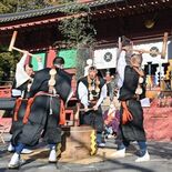 新年に向け威勢よく餅つき　日光山輪王寺で御供加持