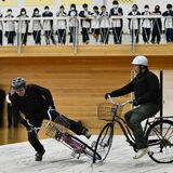 気を抜くと大きな事故に　交通事故再現　迫真の演技で中学生に啓発