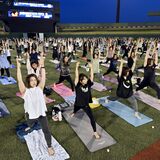 夜空の下、ヨガで心地よい汗　宇都宮・清原球場で300人が参加