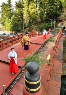 神橋ですす払い