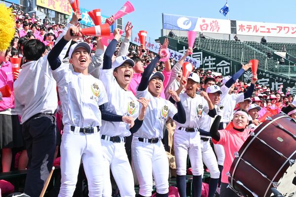 選手たちにエールを送った三塁側のアルプススタンドの応援団＝23日午後、阪神甲子園球場