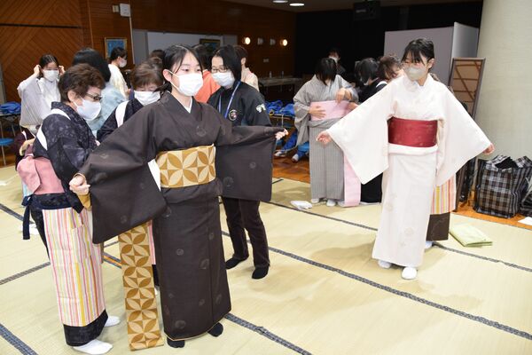 本場結城紬の着物を身に着けた生徒たち