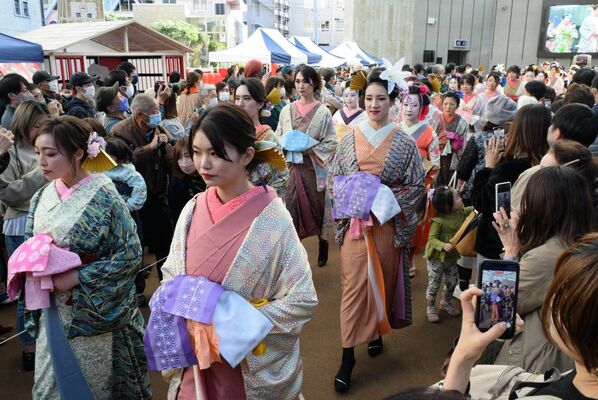 街なかをあでやかに彩った宮魁道中