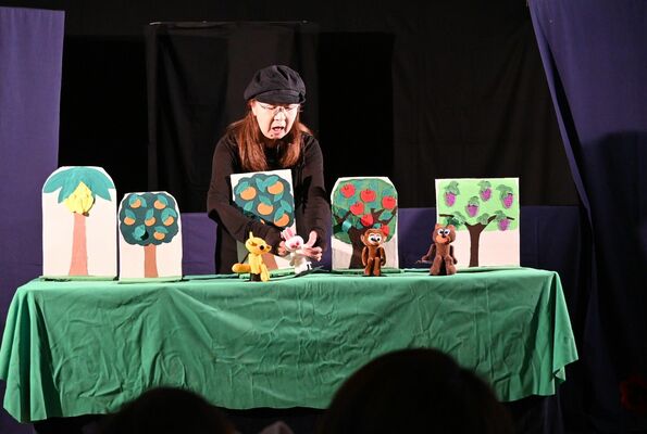 省三作品を元にしたテーブル人形劇を上演する大音さん