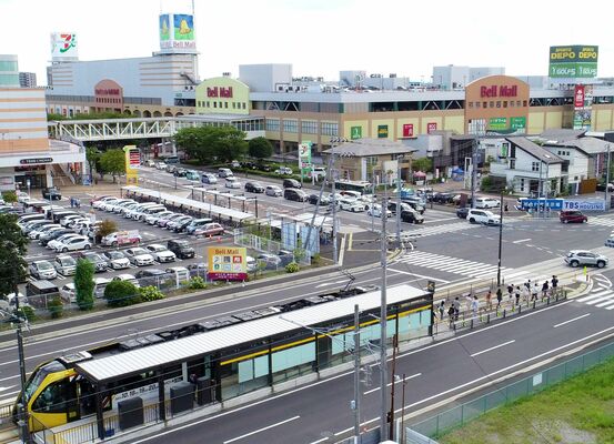 ＬＲＴを降りベルモールの方向へ向かう人たち。同施設関係者は開業効果を実感している＝17日午後、宇都宮市陽東５丁目、ドローンから